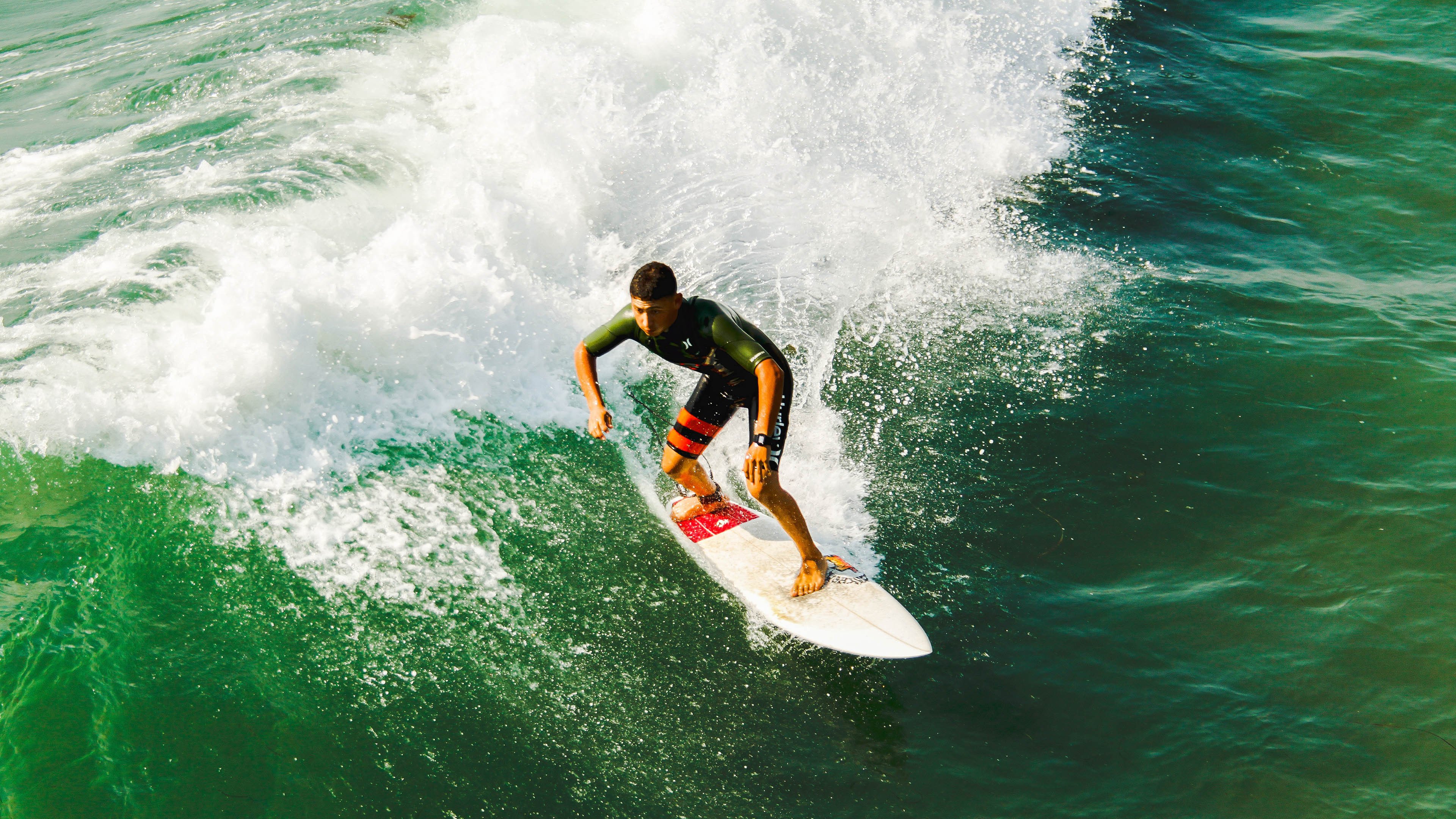斗志昂扬双方鏖战，现场观众沸腾欢呼，斗志昂扬啥意思