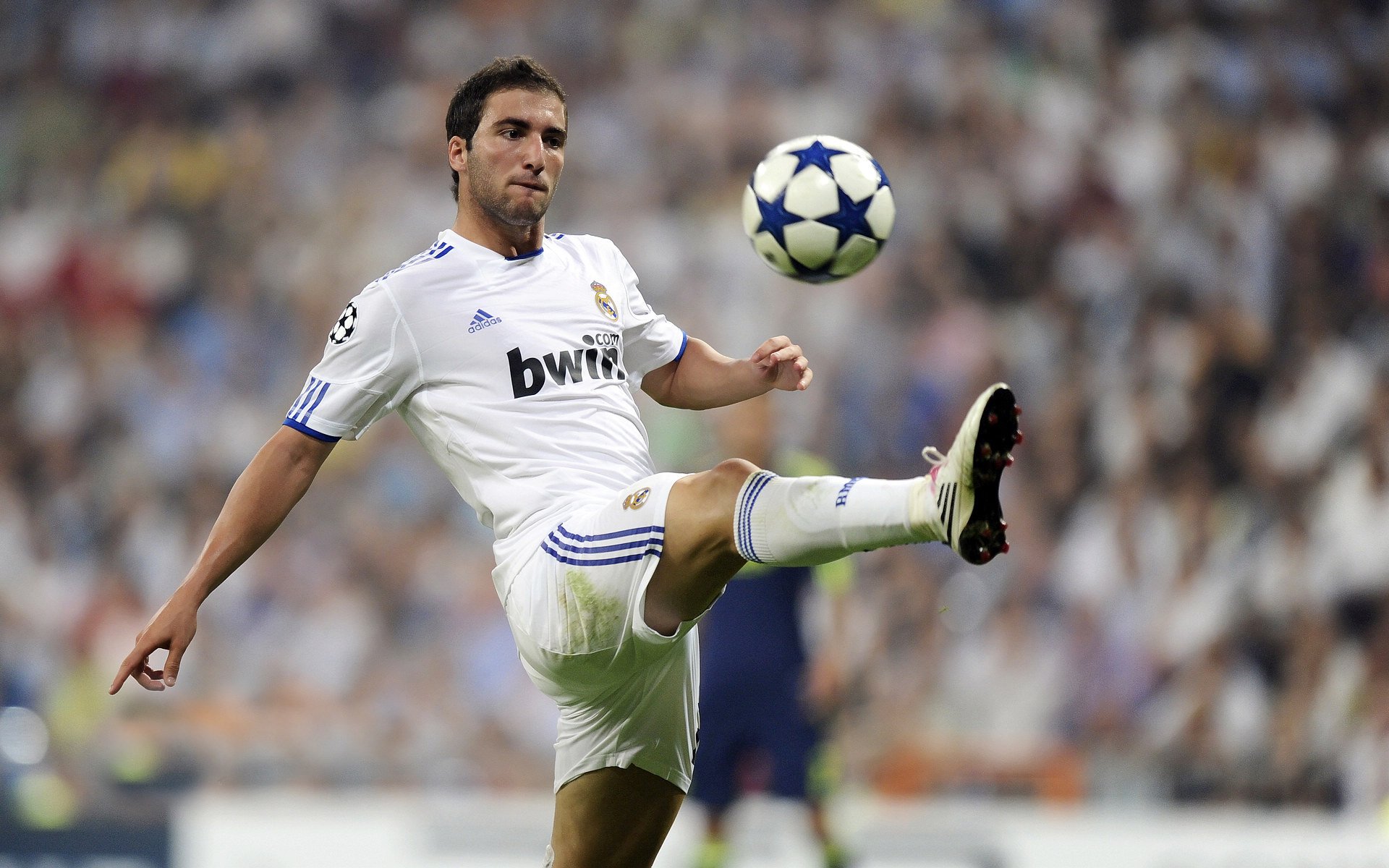 未来足球“天王”之路：崭露头角的年轻力量，未来足坛第一人