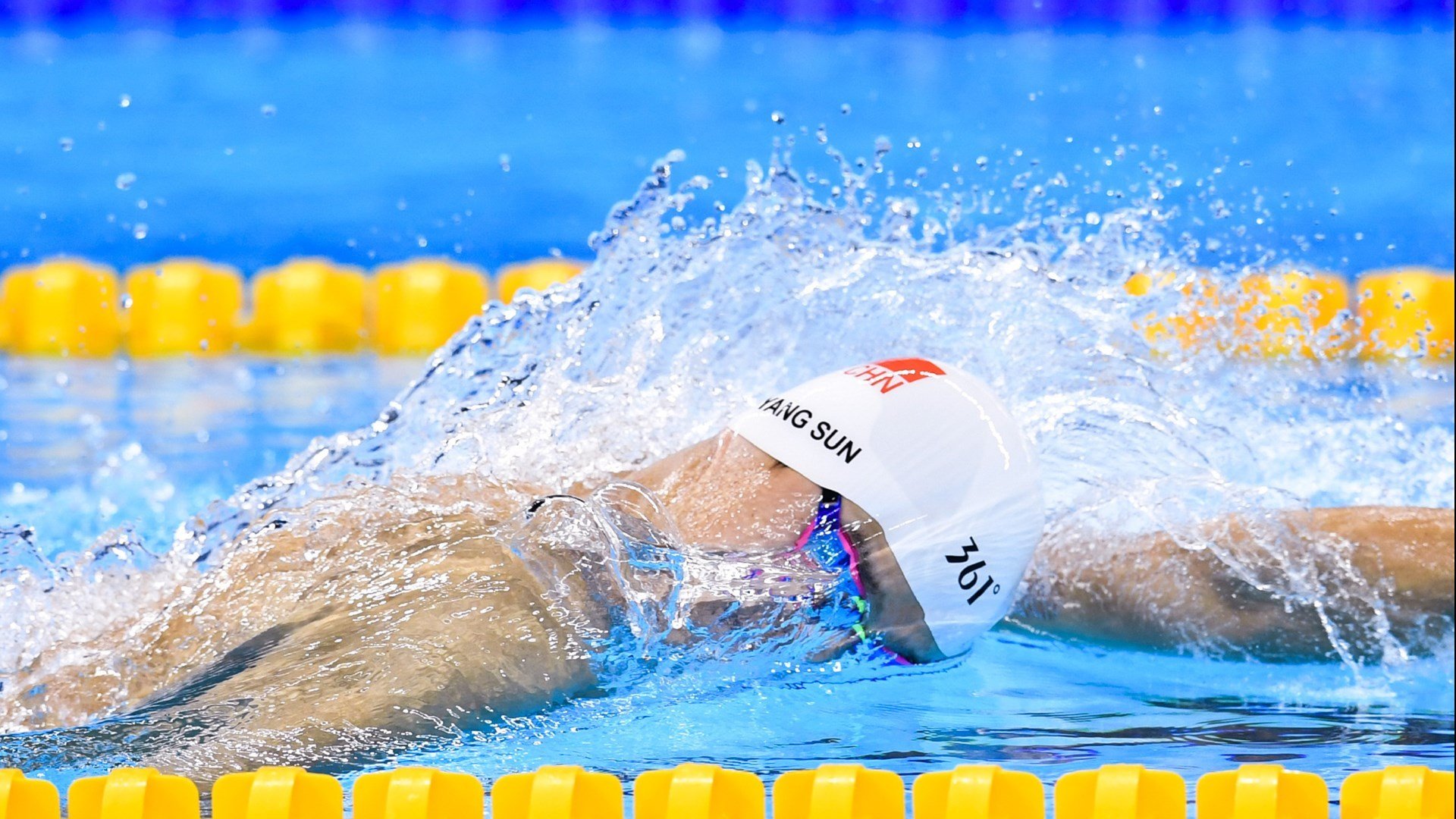 足球比赛中球员斗志昂扬，拼尽全力争胜，足球比赛激励队伍士气