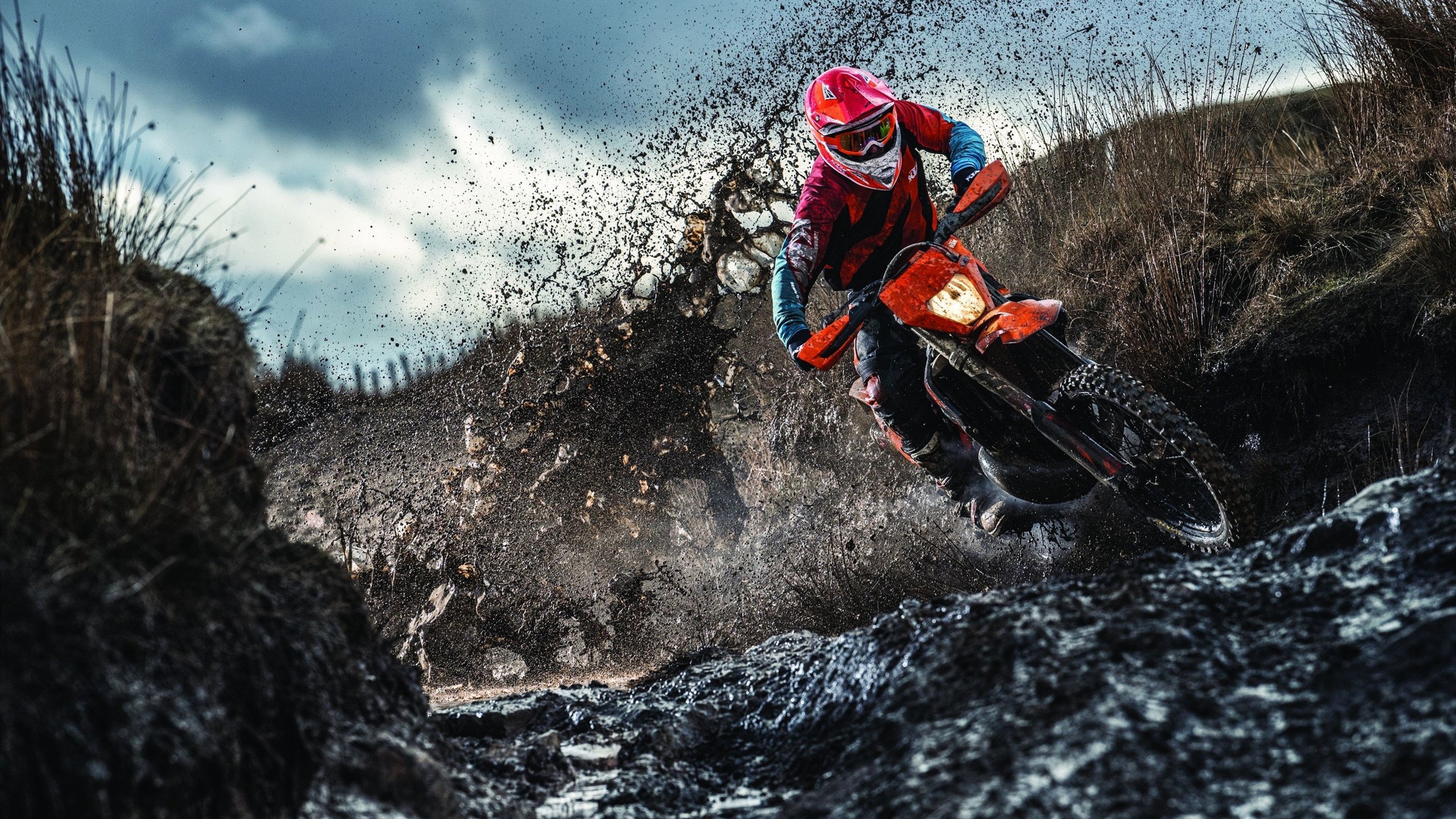 足球比赛中球员斗志昂扬，拼尽全力争胜，足球比赛激励队伍士气